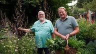 Gerhard Laukötter und Björn Freitag im Garten. 