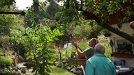 Gerhard Laukötter und Björn Freitag im Garten. 