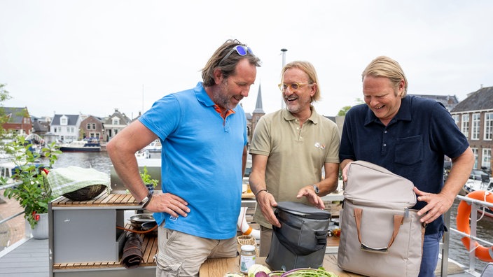 Skipper Kai Linnenbrügger, Frank Buchholz und Björn Freitag an Deck. 