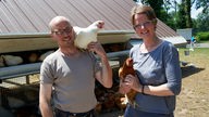 Heike und Tobias Mehring auf ihrem Hühnerhof.