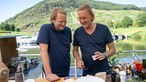 Björn Freitag und Frank Buchholz beim Kochen an Bord. 
