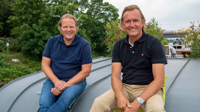 Björn Freitag und Frank Buchholz sitzen an Deck der unaone. 