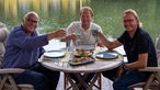 Heinz-Dieter Fröse, Björn Freitag und Frank Buchholz beim gemensamen Essen an Bord. 