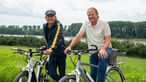 Frank Buchholz und Björn Freitag fahren auf dem Rad.