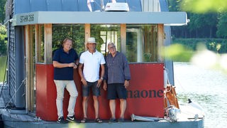 Björn Freitag und Frank Buchholz mit Skipper Heinz-Dieter Fröse auf dem Hausboot "unaone"
