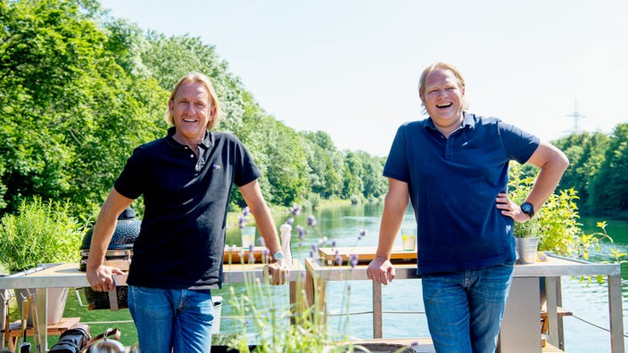 Björn Freitag und Frank Buchholz an Deck der "unaone". 