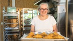 Andjelka Cajic de Rooij mit einem Blech Croissants. 