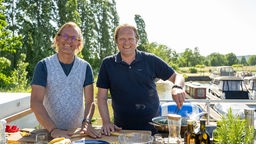 Björn Freitag und Frank Buchholz kochen auf dem Boot. 