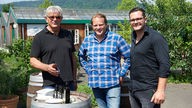 Björn Freitag mit Werner und Sebastian Baensch von der Ölmühle Solling. 
