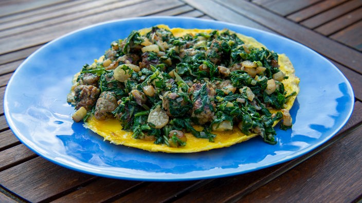 Omelette mit mediterraner Bratwurst und glasiertem Gemüse.