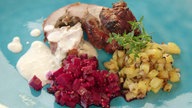 Lammkeule, Bratkartoffeln, Rote Bete-Chutney und Joghurtsoße.