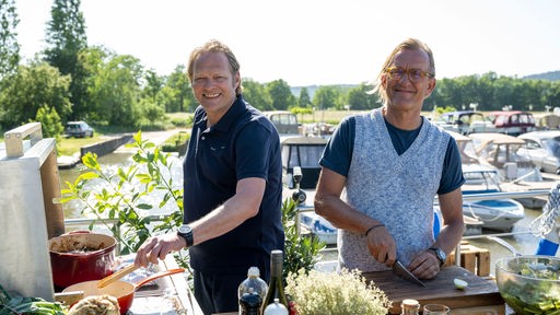 Björn Freitag und Frank Buchholz kochen auf dem Boot. 
