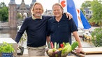 Frank Buchholz und Björn Freitag auf dem Hausboot in Sneek. 