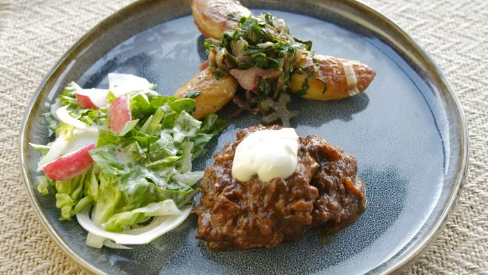 Ochsenbacken-Gulasch mit Kartoffel-Mangold-Gemüse
