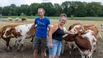 Nelleke Rijs und Peter Hegger auf der Rinderweide. 