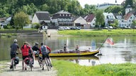  Fähre für Radfahrer und Fußgänger über die Weser am Weser-Radweg. 