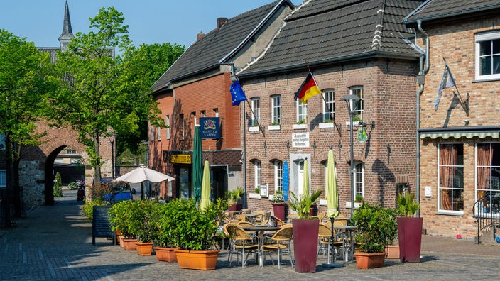 Auf dem hisorischen Rosstorplatz in Wassenberg stehen Bänke und Tische vor noch geschlossenen Gastronomiebetrieben.