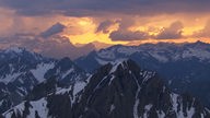 Blick auf die Alpen bei Sonnenaufgang