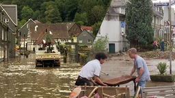 Collage aus Bildern vom Hochwasser und dem Wiederaufbau