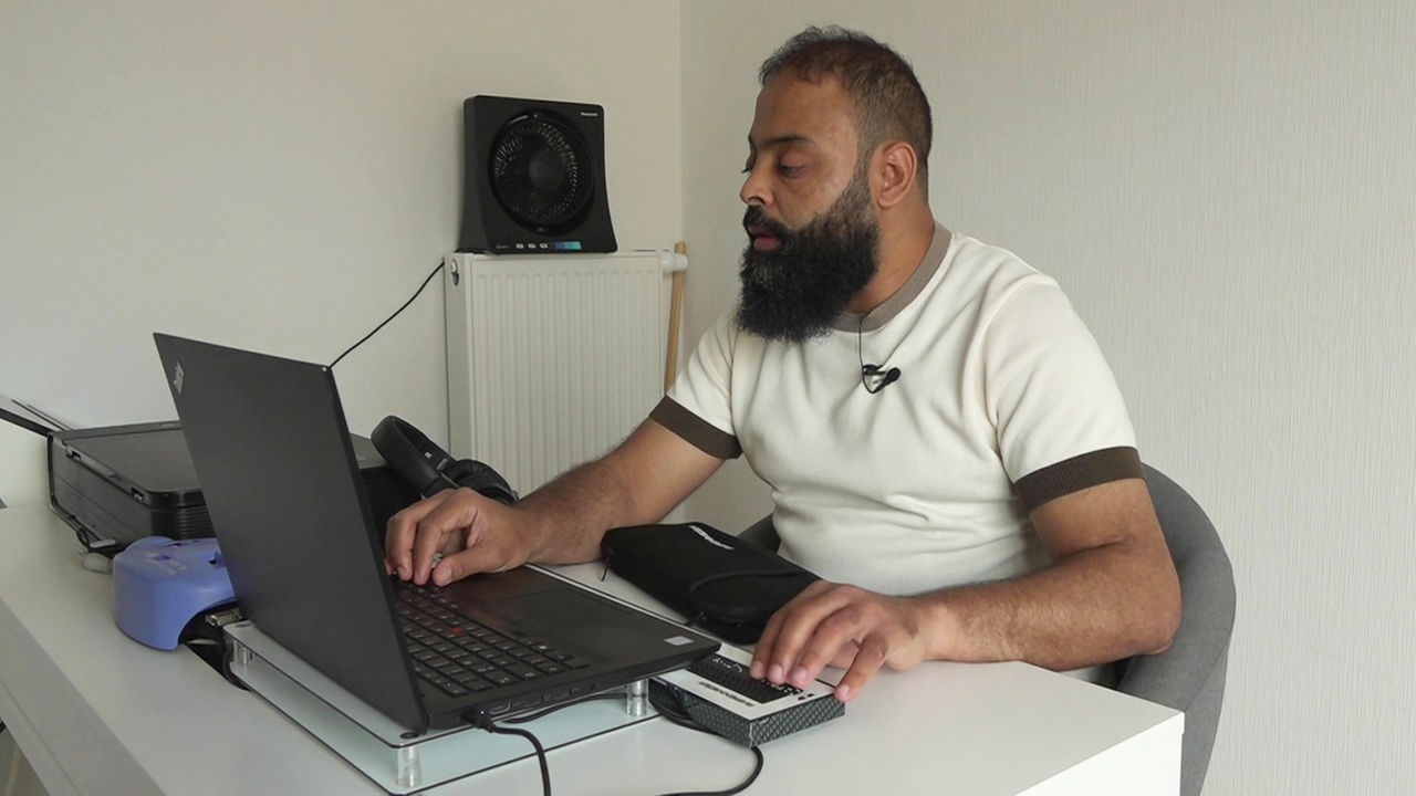 Mourad Louloud am Computer mit Blindenschrifttastatur