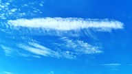 Ein blauer Himmel mit interessanten Wolken ist über Schwerte zu sehen 