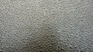 Eine Granitplatte mit Regentropfen.