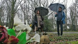 Ralf Berghane und Zuzanna Hanussek stehen auf dem Friedhof
