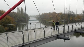 Tim und seine Mutter stehen auf einer Brücke