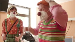 Inga Borgschulte und Bernd Witte als Clowns in einem Krankenzimmer