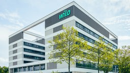 Das Wilo Firmengelände: Ein kastenförmiges Gebäude mit dem Wilo-Logo.