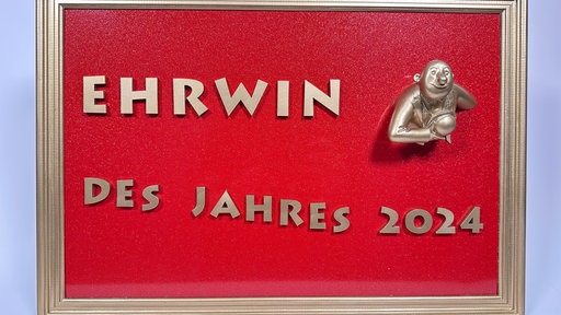 Eine Tafel mit der Schrift Ehrwin des Jahres 2024 und dem Konterfei des Ehrwin