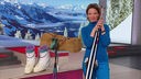Anna Planken steht im Markt-Fernsehstudio. In ihren Händen hält sie ein Paar Ski. 