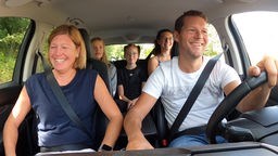 Eine Familie bei der Autofahrt