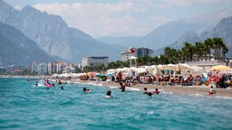 Das Bild zeigt einen vollen Badestrand in Antalya.