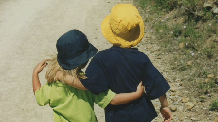 zwei Kinder hand in hand