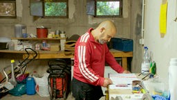 Hausmeister Udo in seiner Werkstatt – sein Rückzugsort, an dem er zur Ruhe kommt