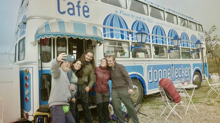 Michèl mit seinem Café-Bus auf dem Jakobsweg.