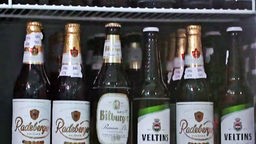 Ein Kühlschrank voller Bierflaschen