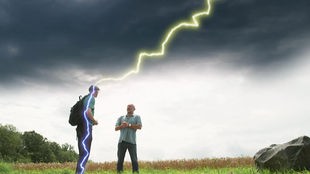 Montage: Blitz schlägt in einen Menschen ein
