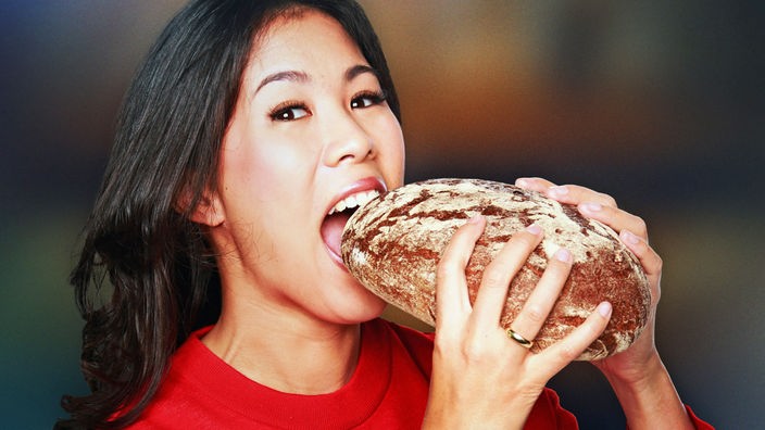 Montage: Mai Thi Nguyen-Kim beißt in ein Brot