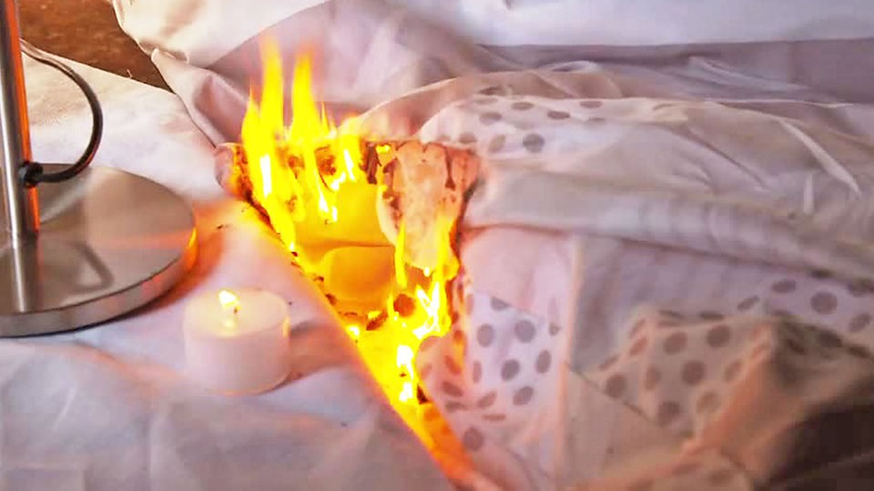 Kerze brennt neben Bett, Bettzeug hat Feuer gefangen 