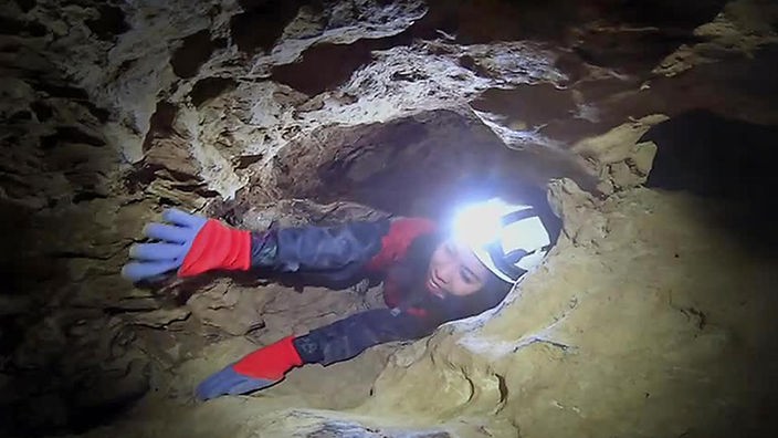 Mai Thi Nguyen-Kim in einem engen Höhlengang