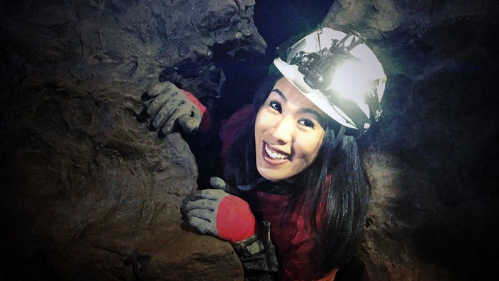 Mai Thi Nguyen-Kim in einem Höhleneinstieg