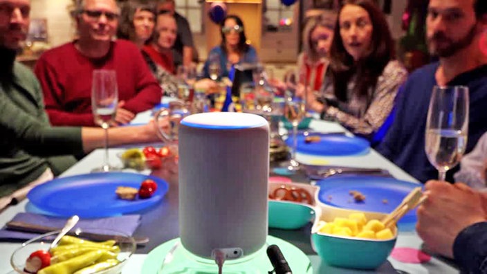 Alexa-Lautsprecher im Vordergrund, im Hintergrund Menschen