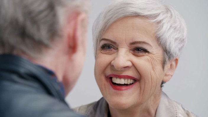 Frau schaut einem Mann in die Augen