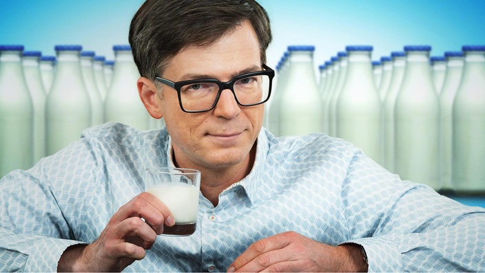 Ralph Caspers mit einem Glas Milch