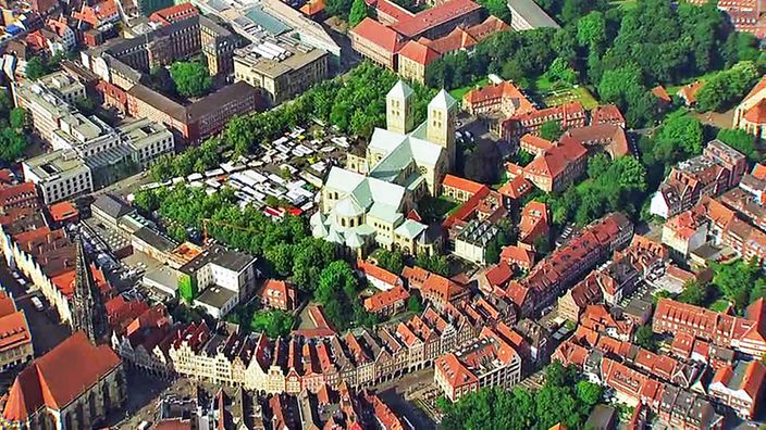 Eine Luftaufnahme vom Dom und Domplatz im westfälischen Münster.