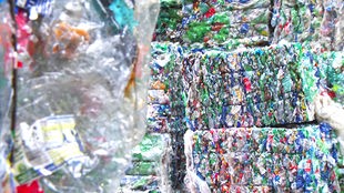 Müllberge mit PET-Abfall