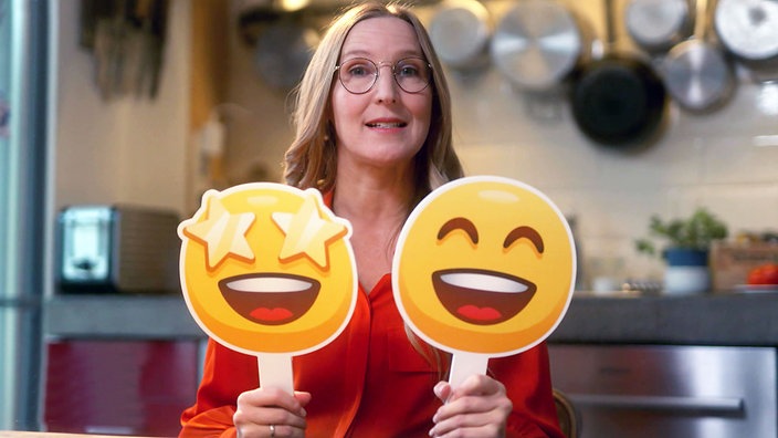 Franca Cerutti mit zwei Emoji-Tafeln