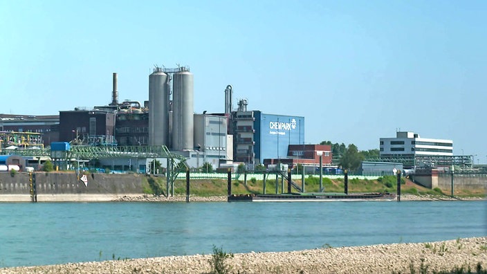 Blick über den Rhein auf eine Industrieanlage